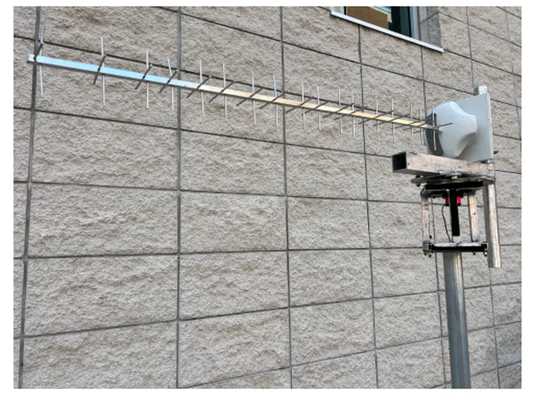 The base-station Yagi, its radio and the azimuth servo on an aluminium frame